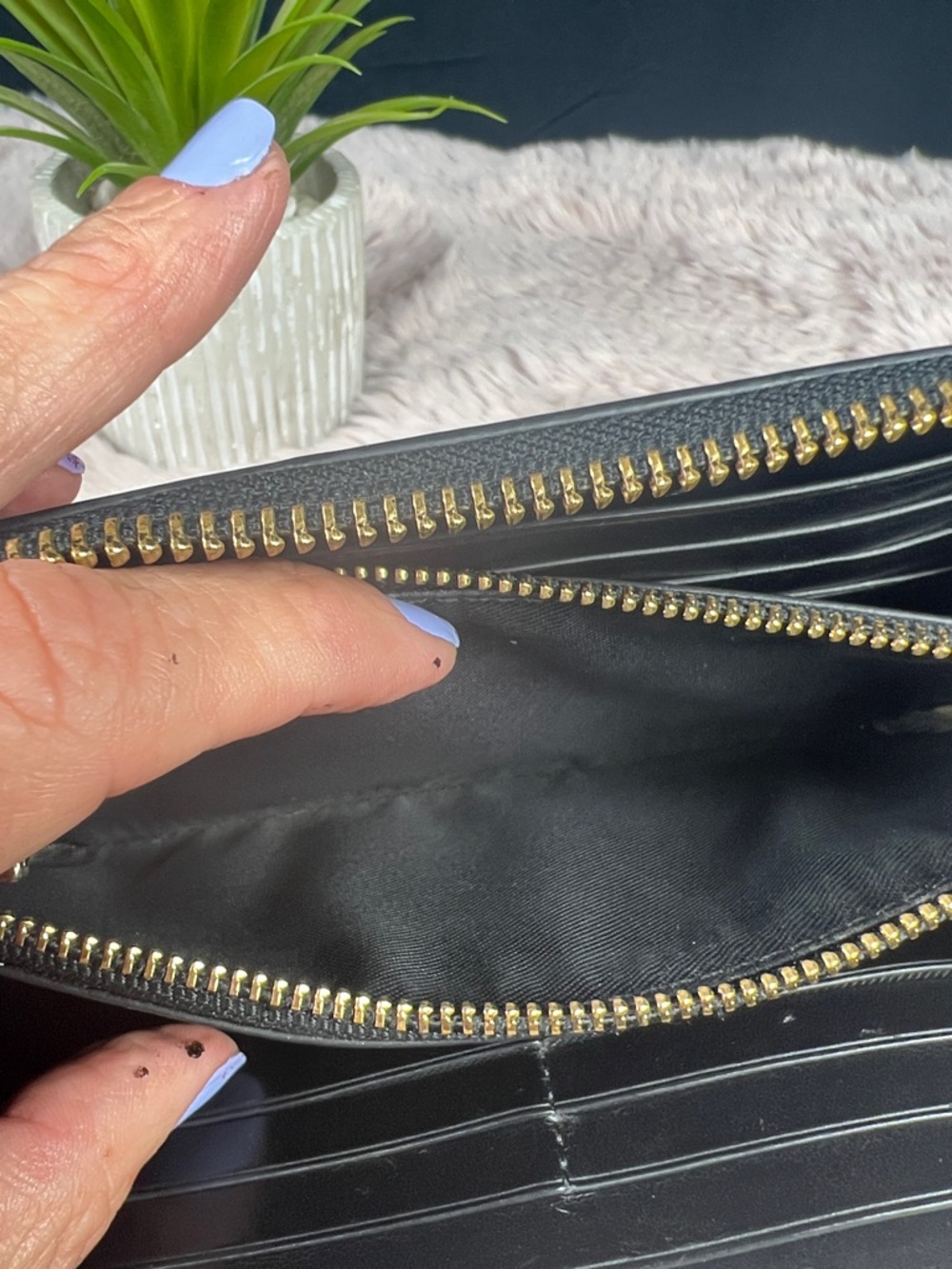 COACH Black Polished Pebble Leather Accordion Zip Around Wallet - EUC - Picture 4 of 9